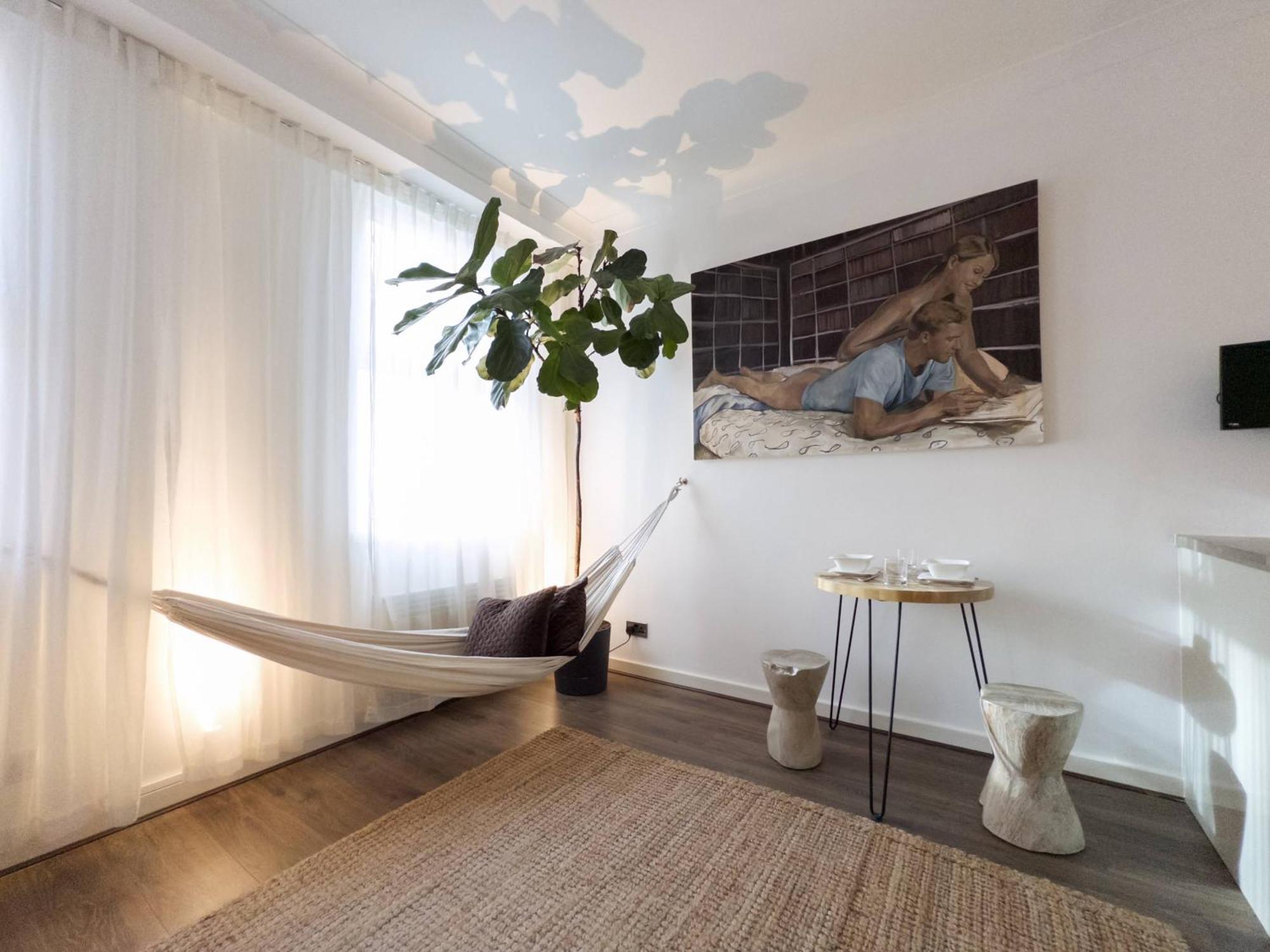 Tranquil Oasis W 100Inch Cinema & Hammock, By The Design Traveller Apartman London Kültér fotó