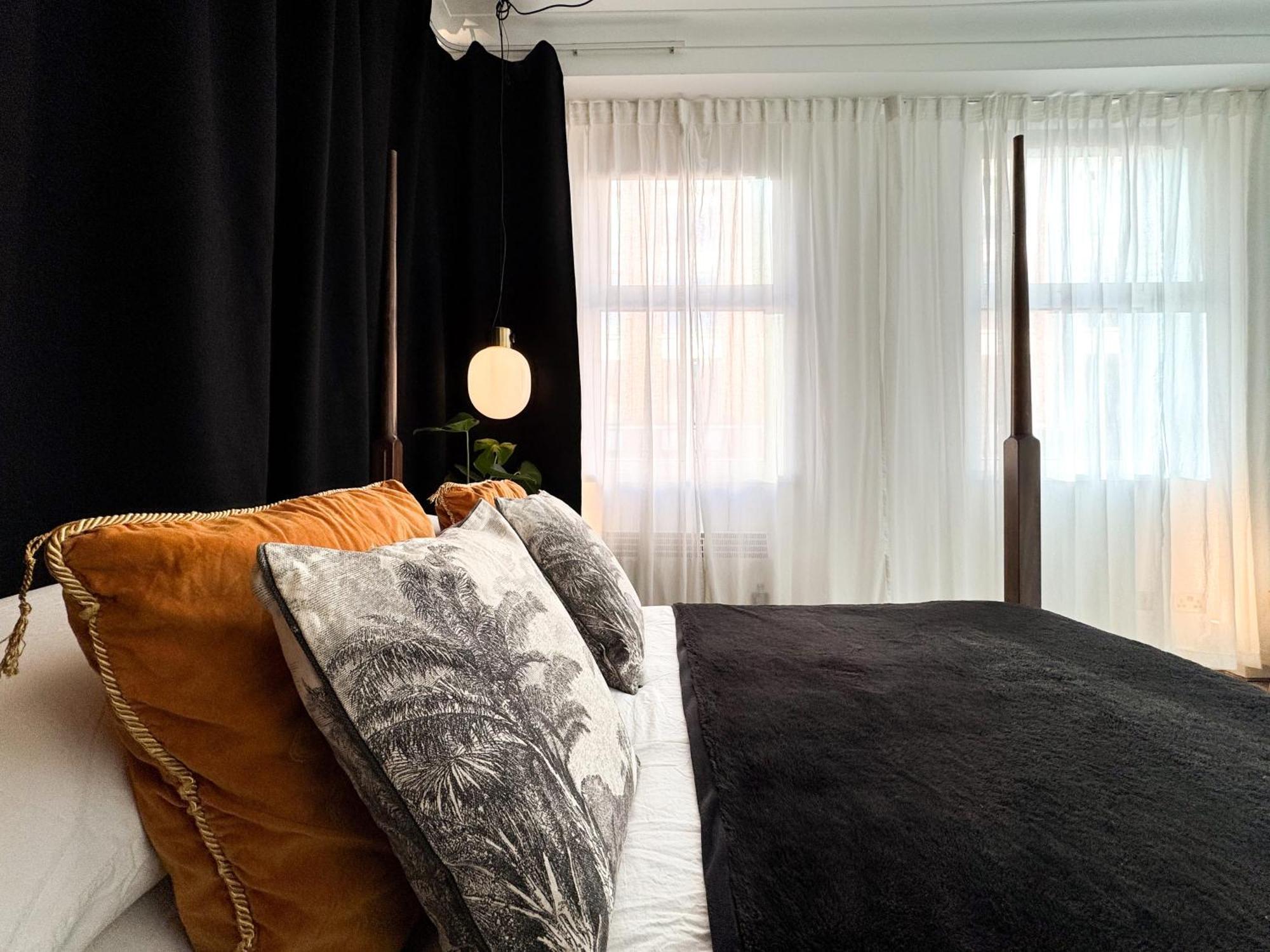 Tranquil Oasis W 100Inch Cinema & Hammock, By The Design Traveller Apartman London Kültér fotó